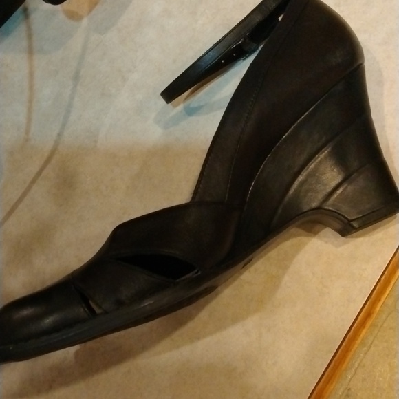 Aerosoles baby boomer black leather wedge shoe with ankle strap, size 8.5 - Picture 7 of 8